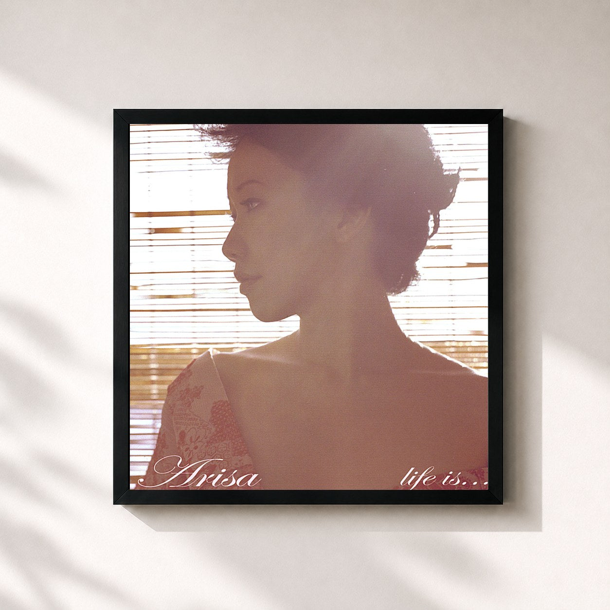 #noir Tableau carré de l'album Life is de Arisa, cadre noir 32x32 cm