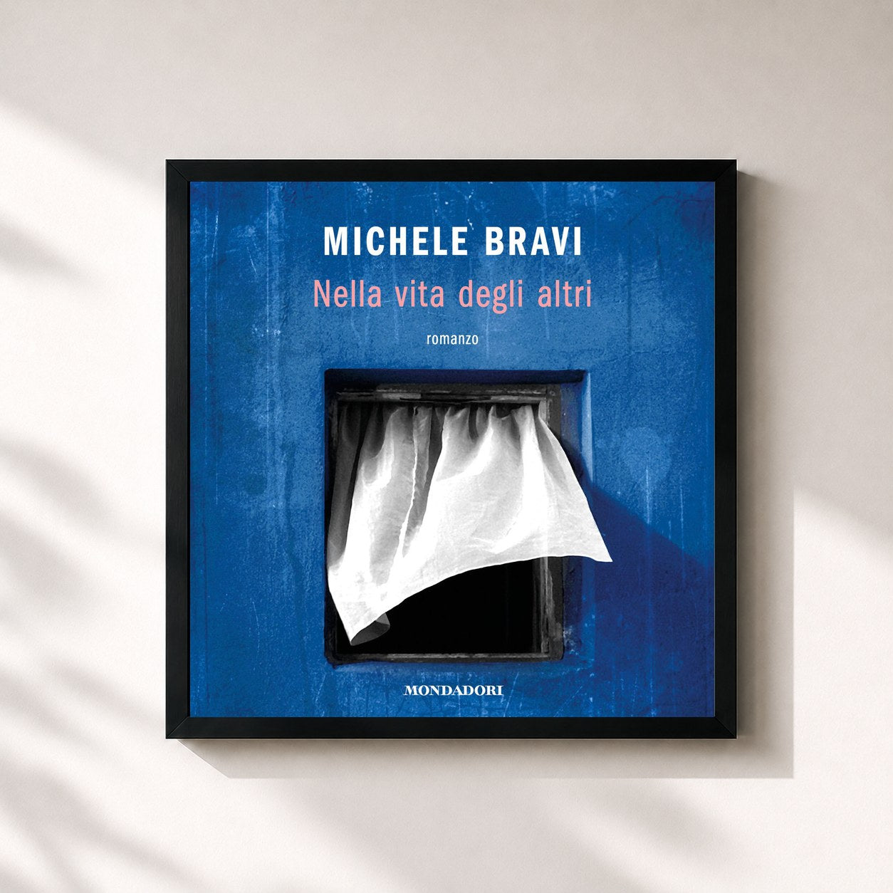 #noir Tableau carré de l'album Nella vita degli altri de Michele Bravi, cadre noir 32x32 cm