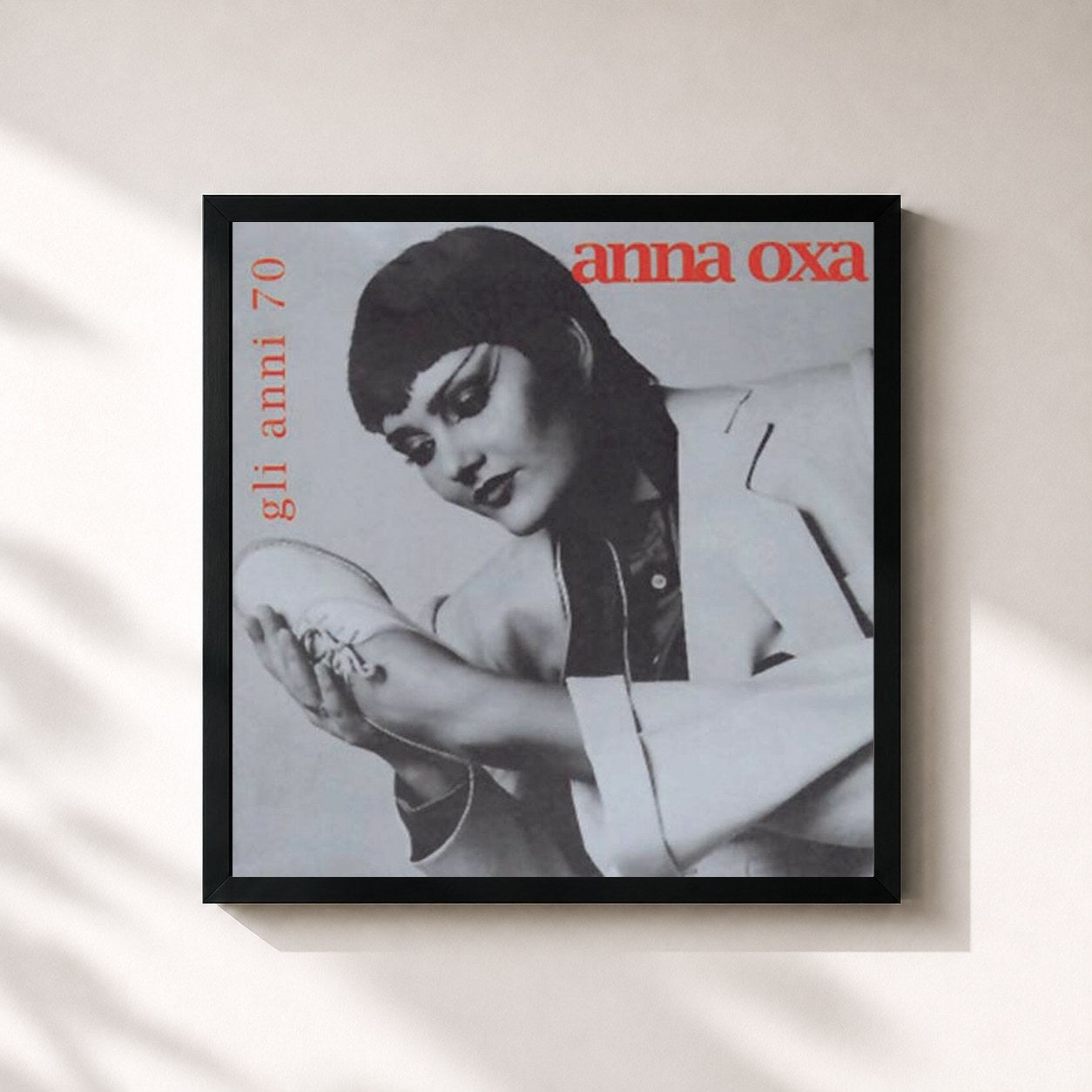 #noir Tableau carré de l'album Gli Anni '70/New Package de Anna Oxa, cadre noir 32x32 cm