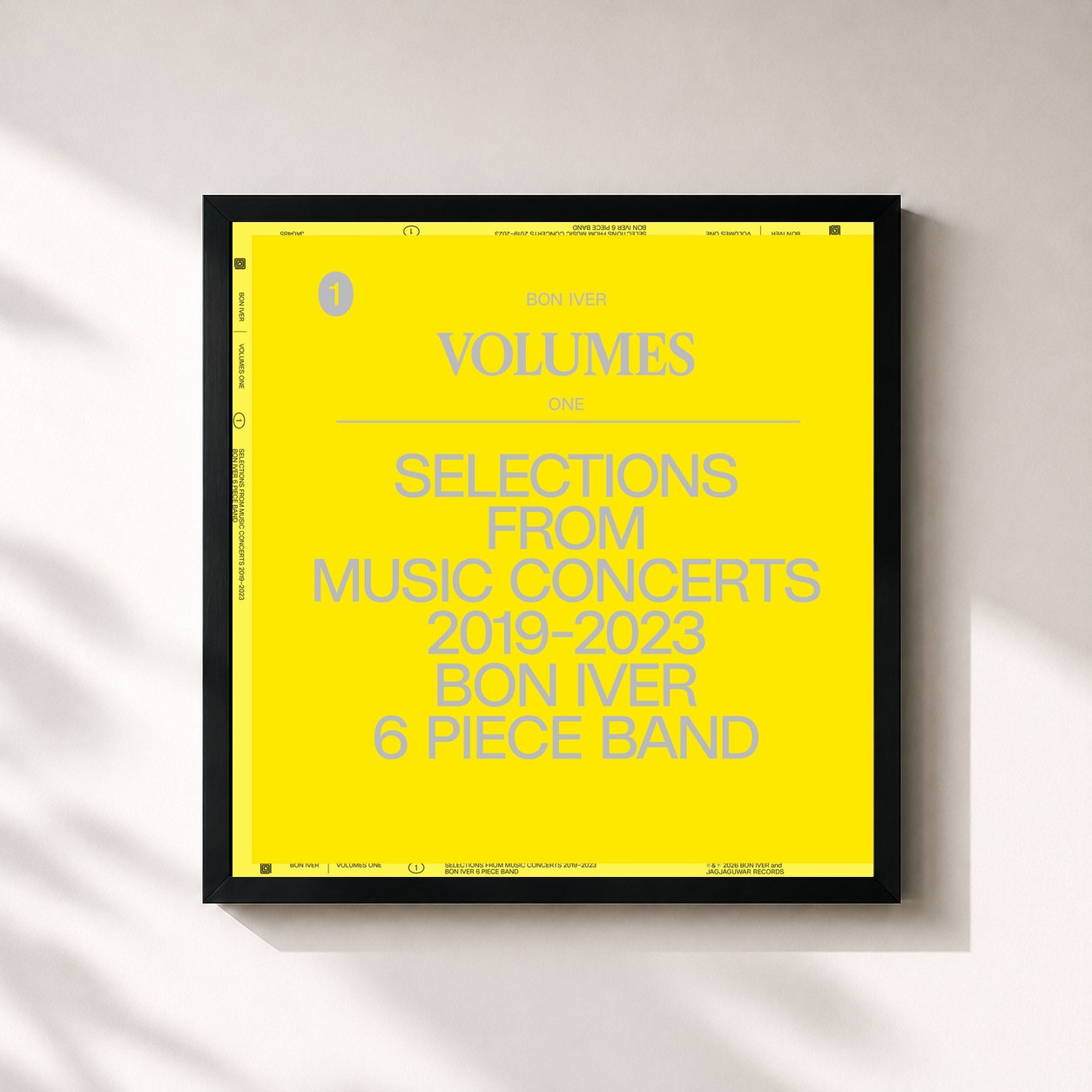 #noir Tableau carré de l'album VOLUMES: ONE (SELECTIONS FROM MUSIC CONCERTS 2019-2023 BON IVER 6 PIECE BAND) de Bon Iver, cadre noir 32x32 cm