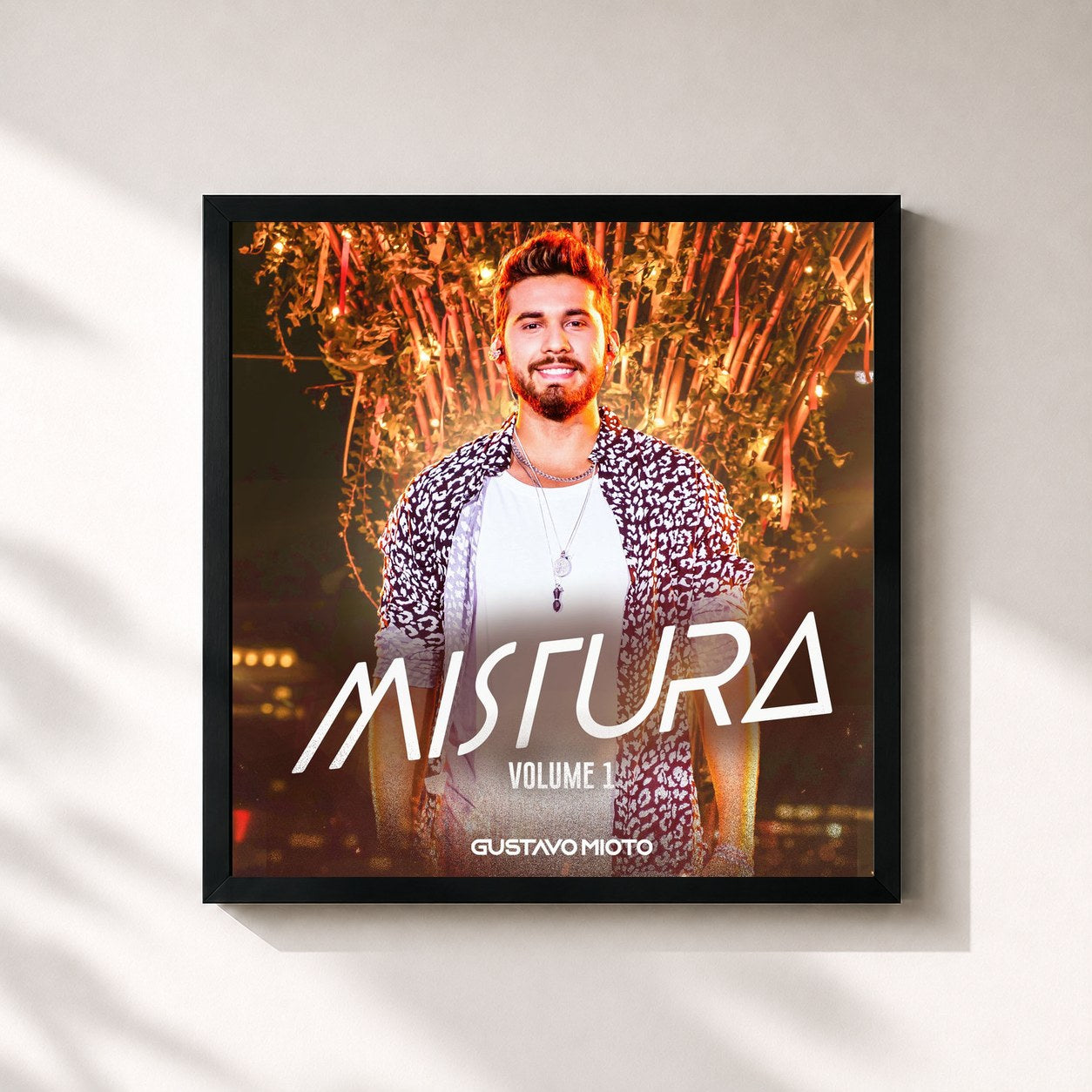 #noir Tableau carré de l'album Mistura (Vol. 1) de Gustavo Mioto, cadre noir 32x32 cm