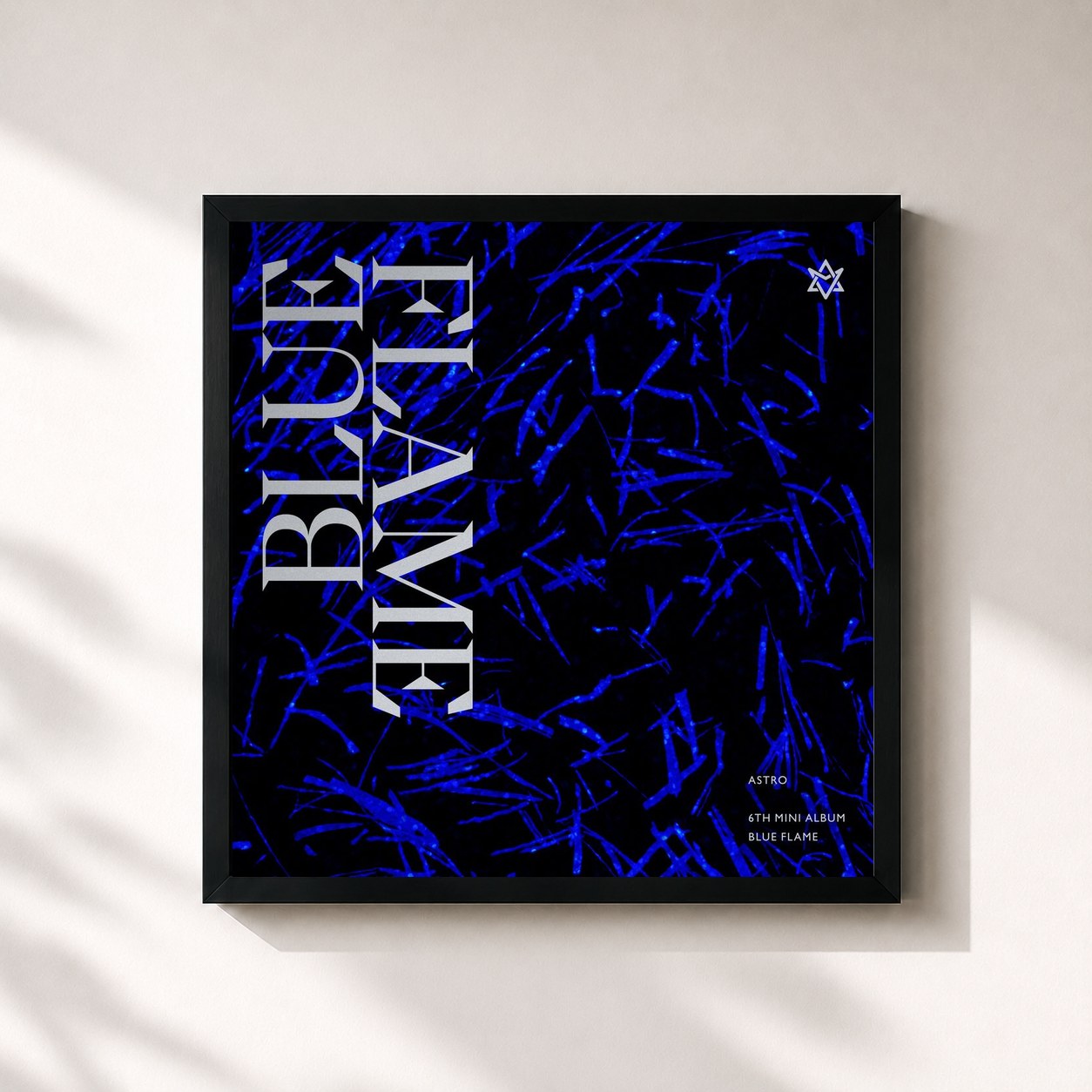 #noir Tableau carré de l'album BLUE FLAME de ASTRO, cadre noir 32x32 cm