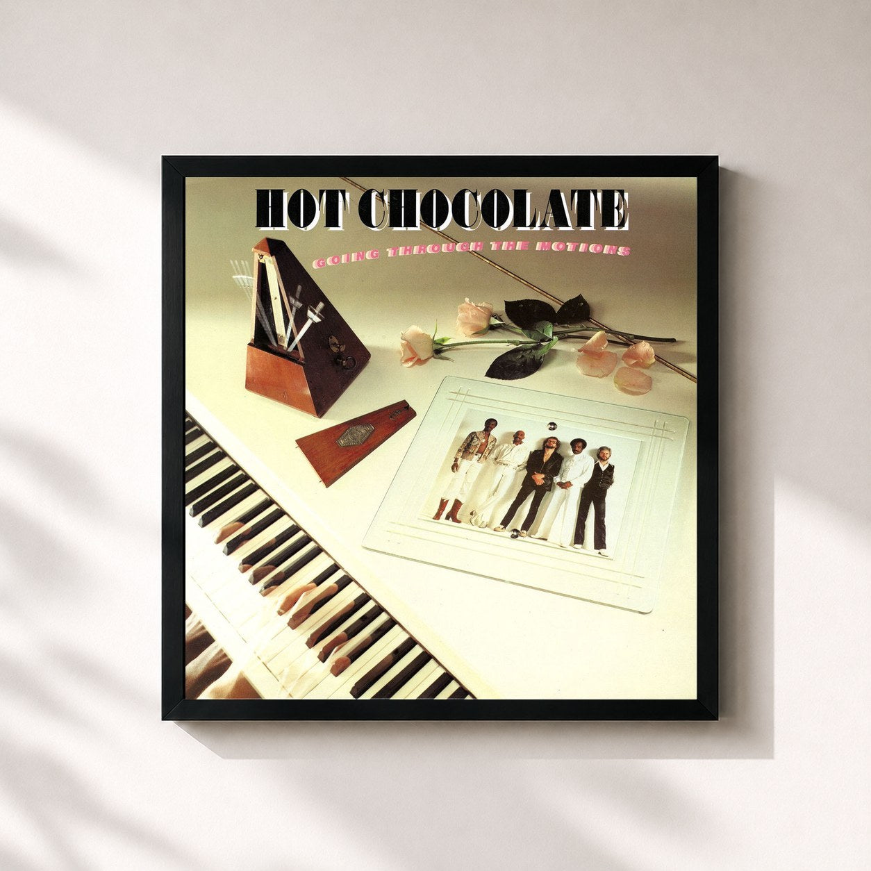 #noir Tableau carré de l'album Going Through the Motions de Hot Chocolate, cadre noir 32x32 cm