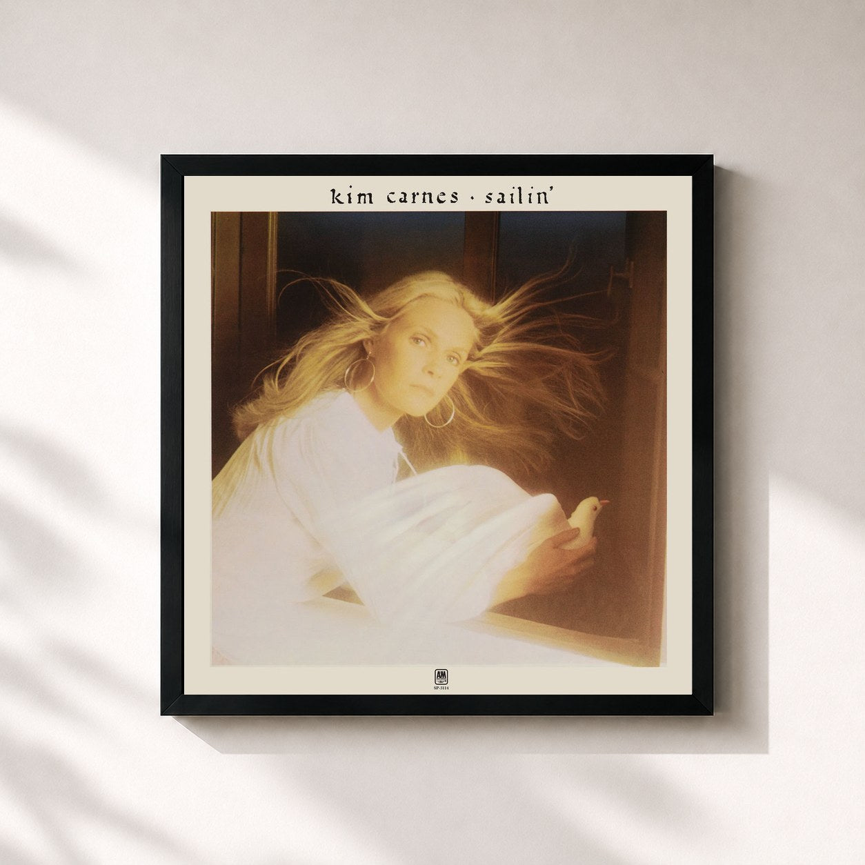 #noir Tableau carré de l'album Sailin' de Kim Carnes, cadre noir 32x32 cm