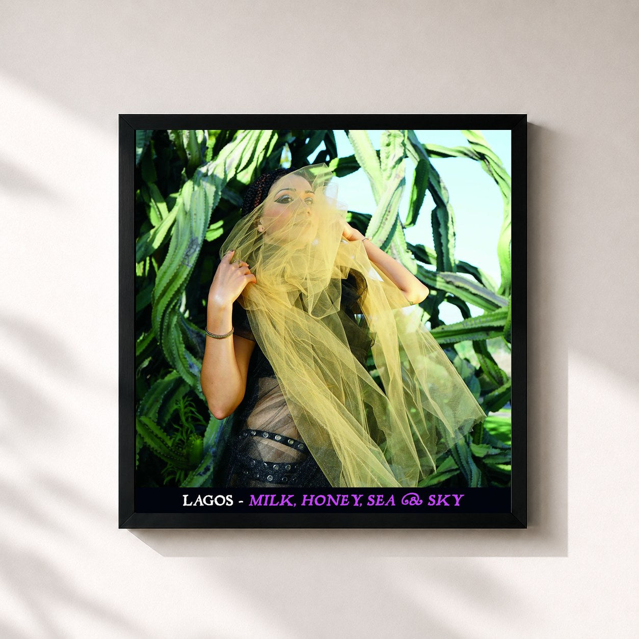 #noir Tableau carré de l'album Milk, Honey, Sea & Sky de Lagos, cadre noir 32x32 cm