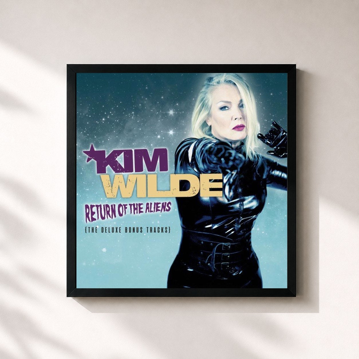 #noir Tableau carré de l'album Return of the Aliens (The Deluxe Bonus Tracks) de Kim Wilde, cadre noir 32x32 cm