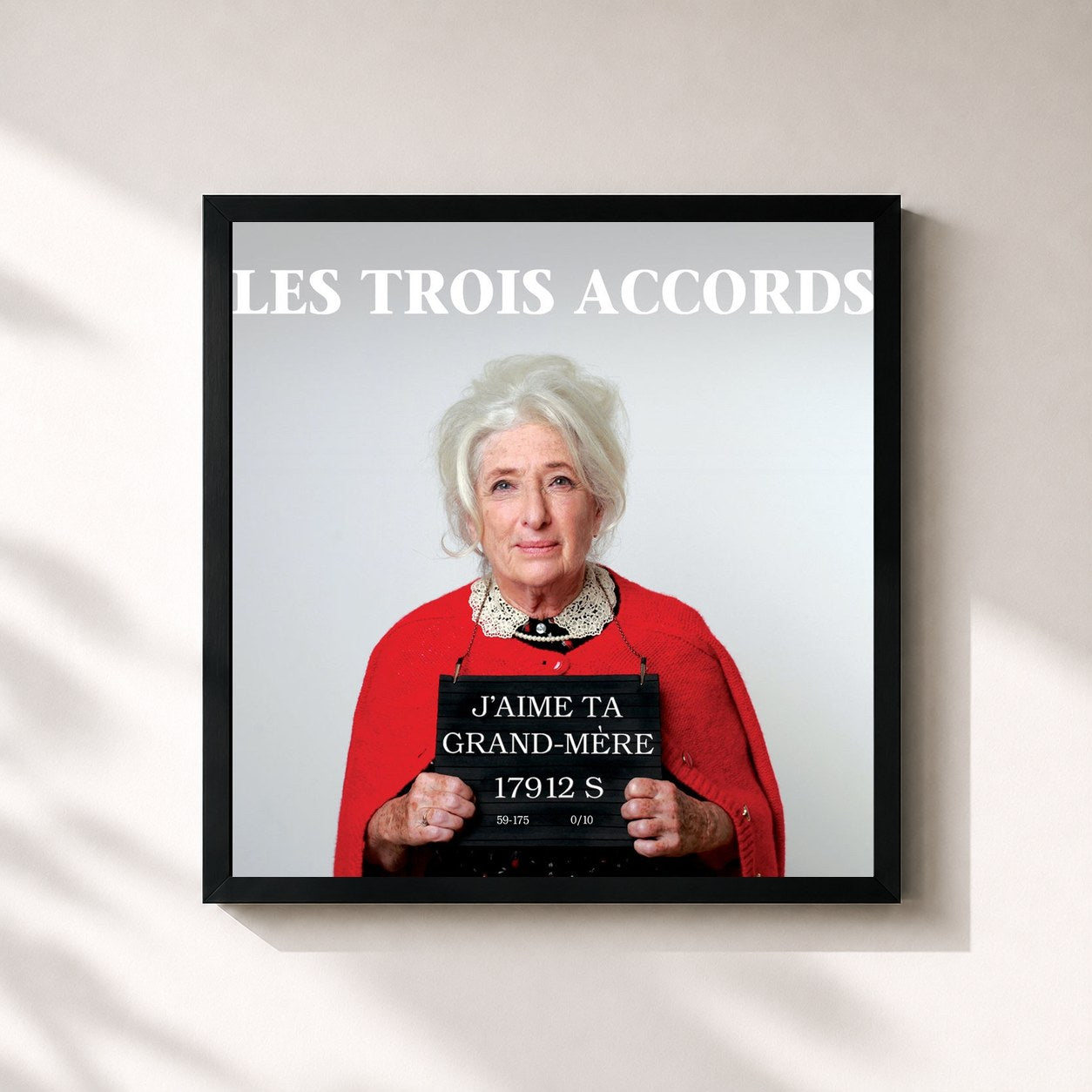 #noir Tableau carré de l'album J'aime ta grand-mère de Les Trois Accords, cadre noir 32x32 cm