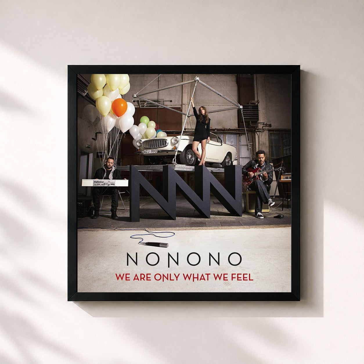 #noir Tableau carré de l'album We Are Only What We Feel de NONONO, cadre noir 32x32 cm