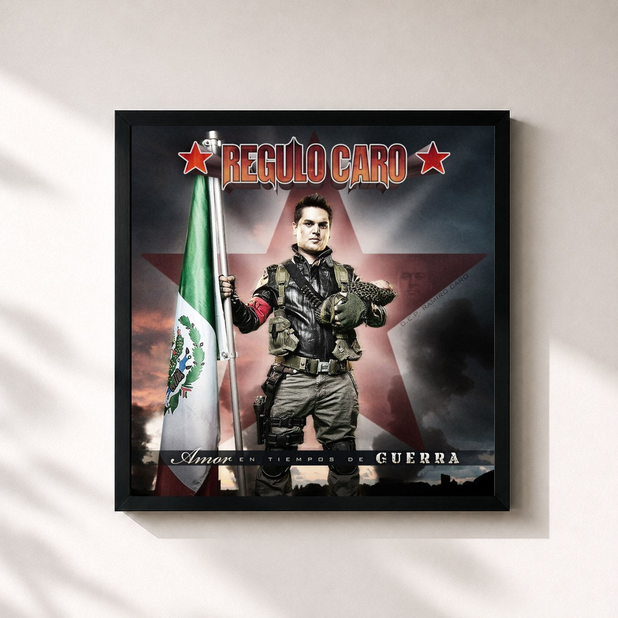 #noir Tableau carré de l'album Amor En Tiempos de Guerra de Regulo Caro, cadre noir 32x32 cm
