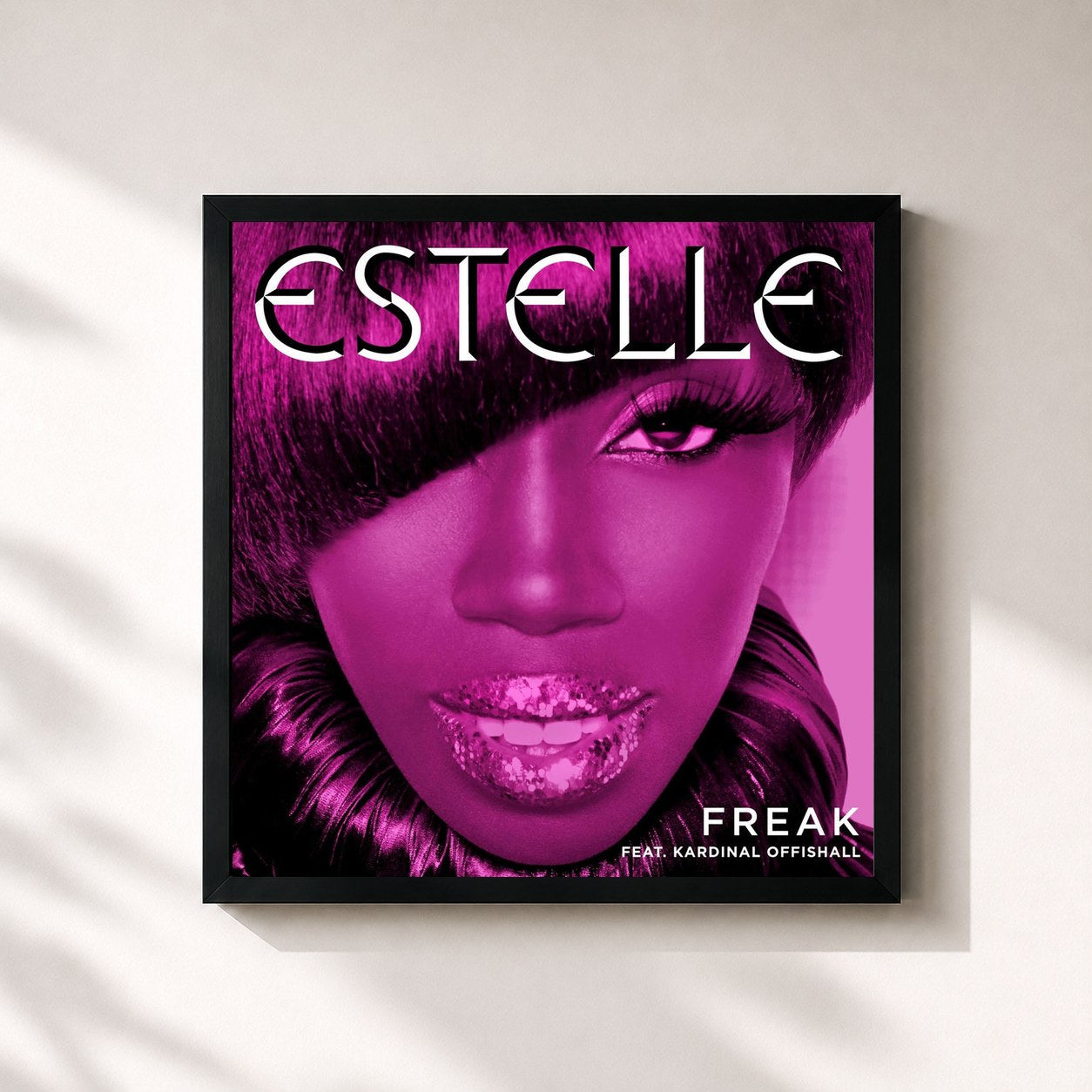 #noir Tableau carré de l'album Freak (Remixes) de Estelle, cadre noir 32x32 cm