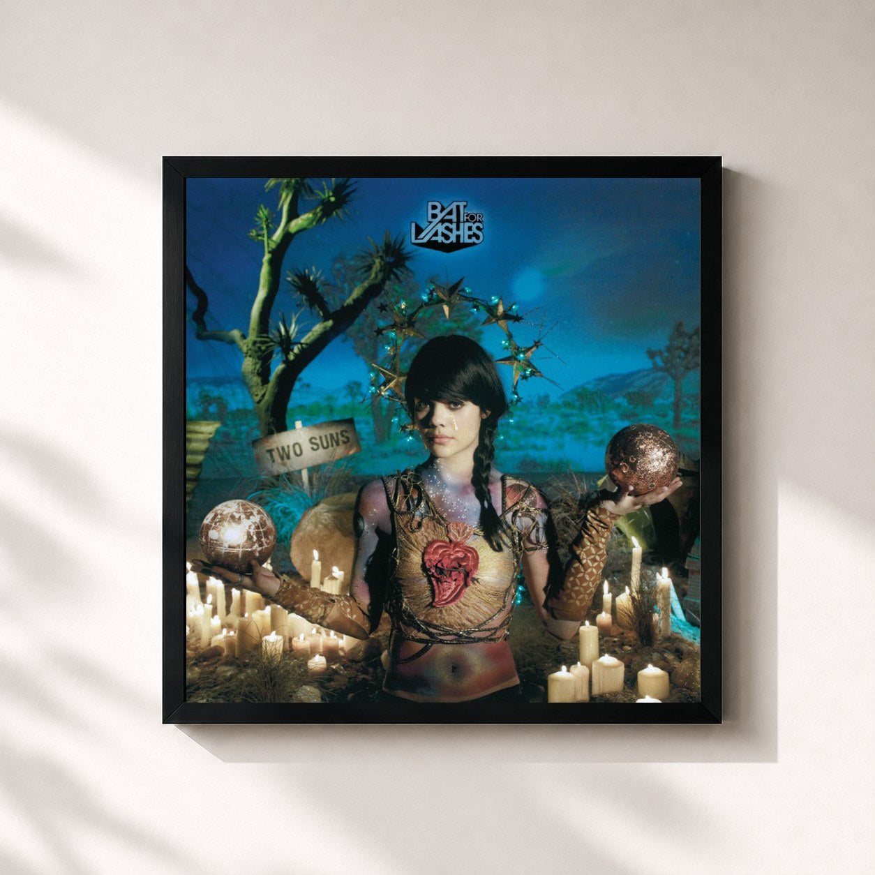 #noir Tableau carré de l'album Two Suns de Bat for Lashes, cadre noir 32x32 cm