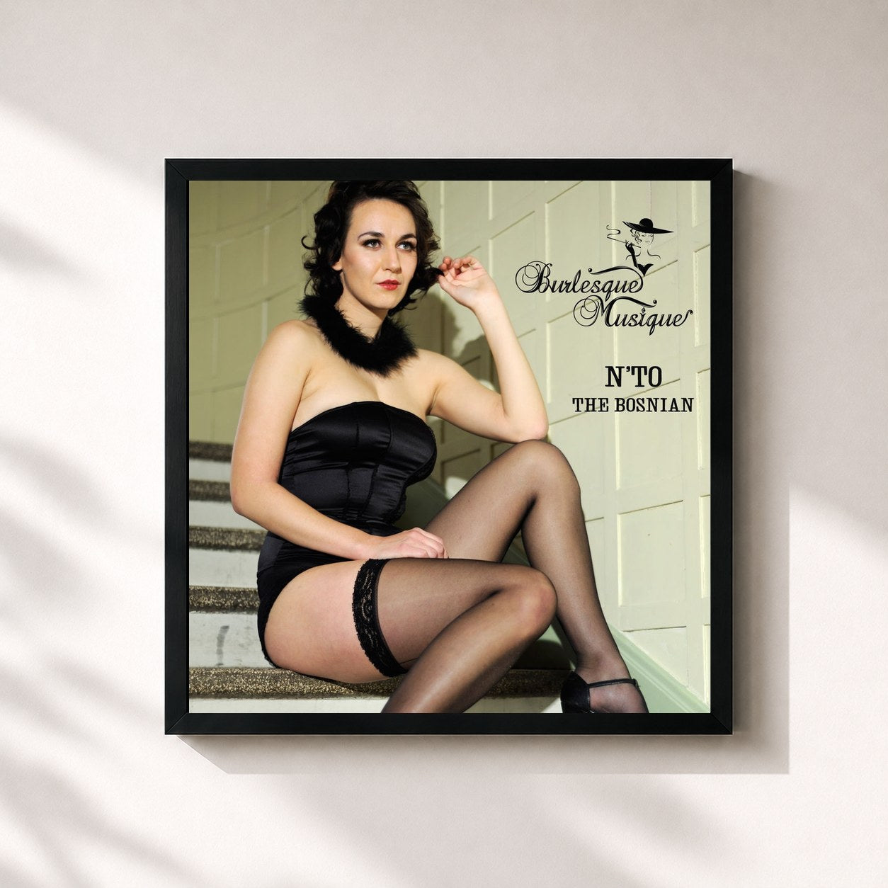 #noir Tableau carré de l'album The Bosnian EP de NTO, cadre noir 32x32 cm
