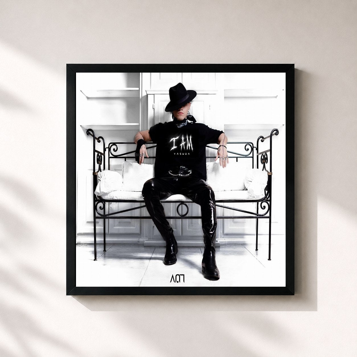 #noir Tableau carré de l'album I Am Yashua de Yashua, cadre noir 32x32 cm