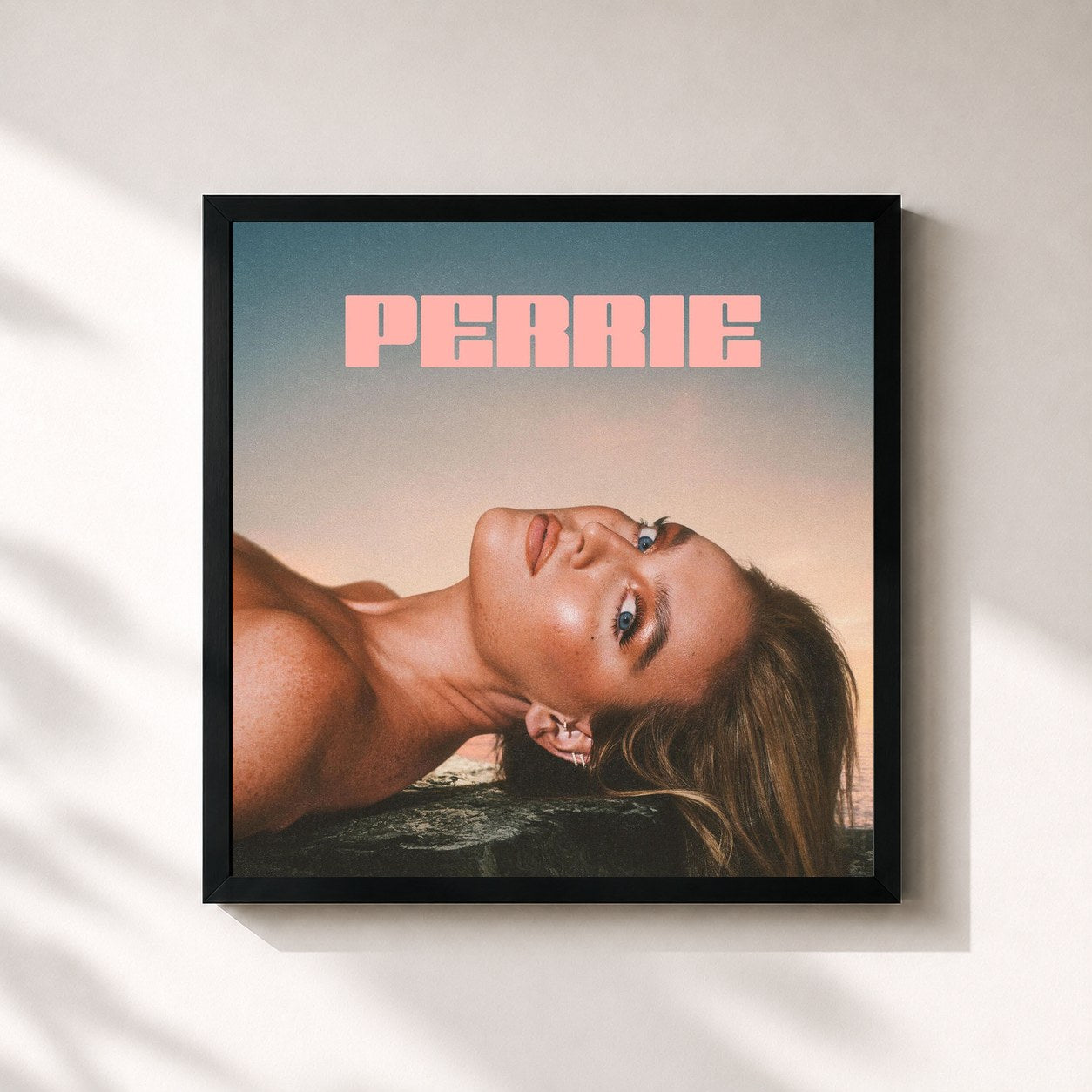 #noir Tableau carré de l'album Perrie de Perrie, cadre noir 32x32 cm