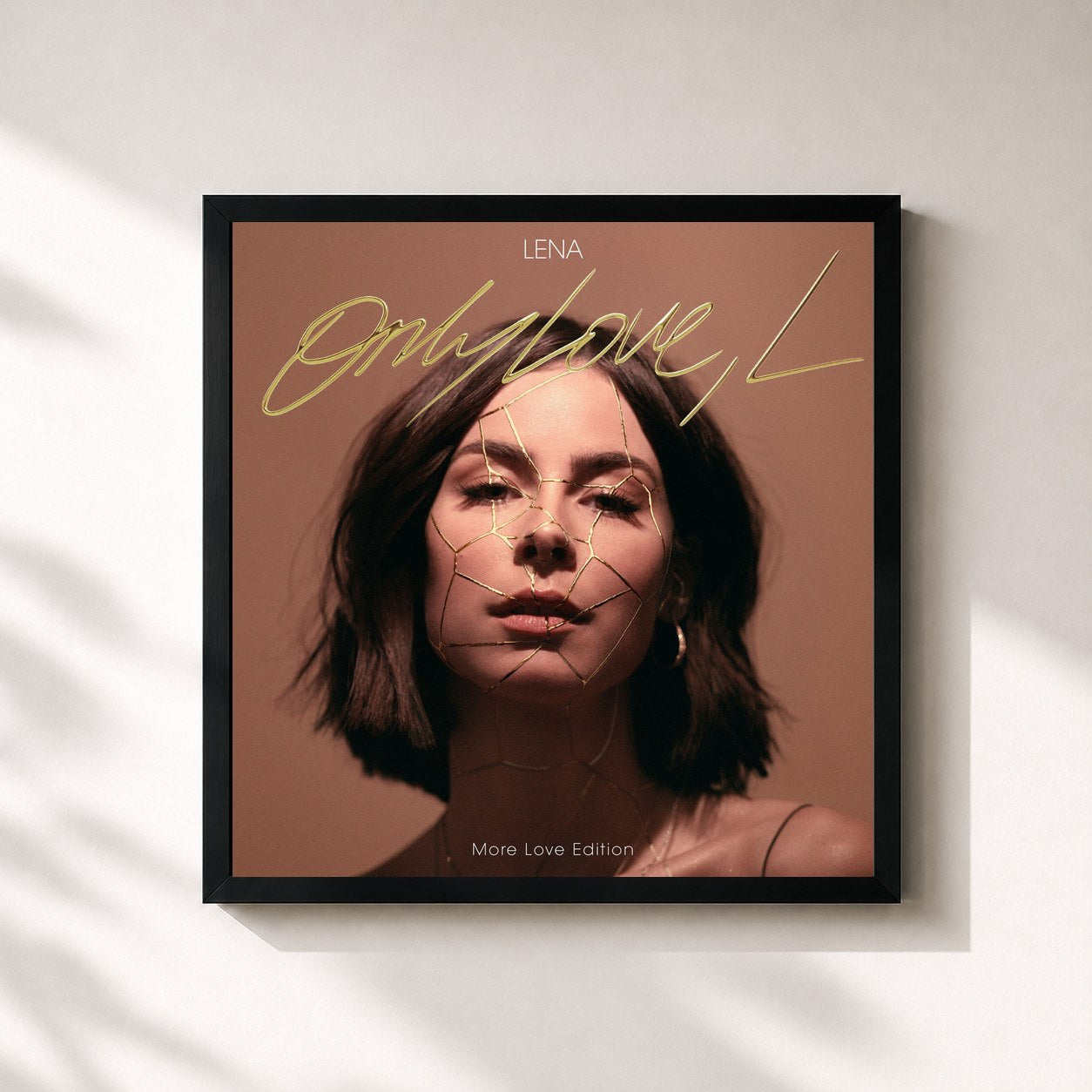#noir Tableau carré de l'album Only Love, L (More Love Edition) de Lena, cadre noir 32x32 cm
