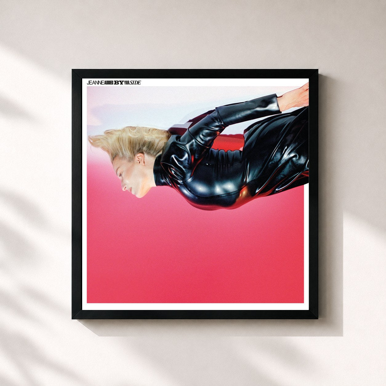 #noir Tableau carré de l'album By Your Side de Jeanne Added, cadre noir 32x32 cm