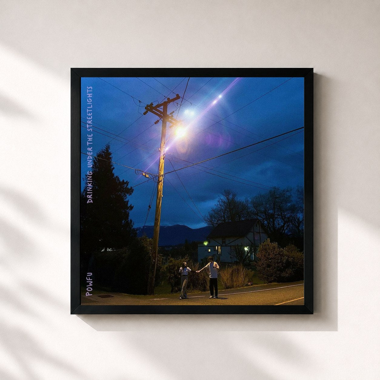 #noir Tableau carré de l'album drinking under the streetlights de Powfu, cadre noir 32x32 cm