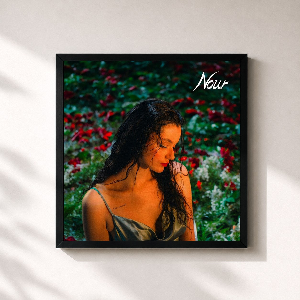 #noir Tableau carré de l'album Lumière de Nour, cadre noir 32x32 cm