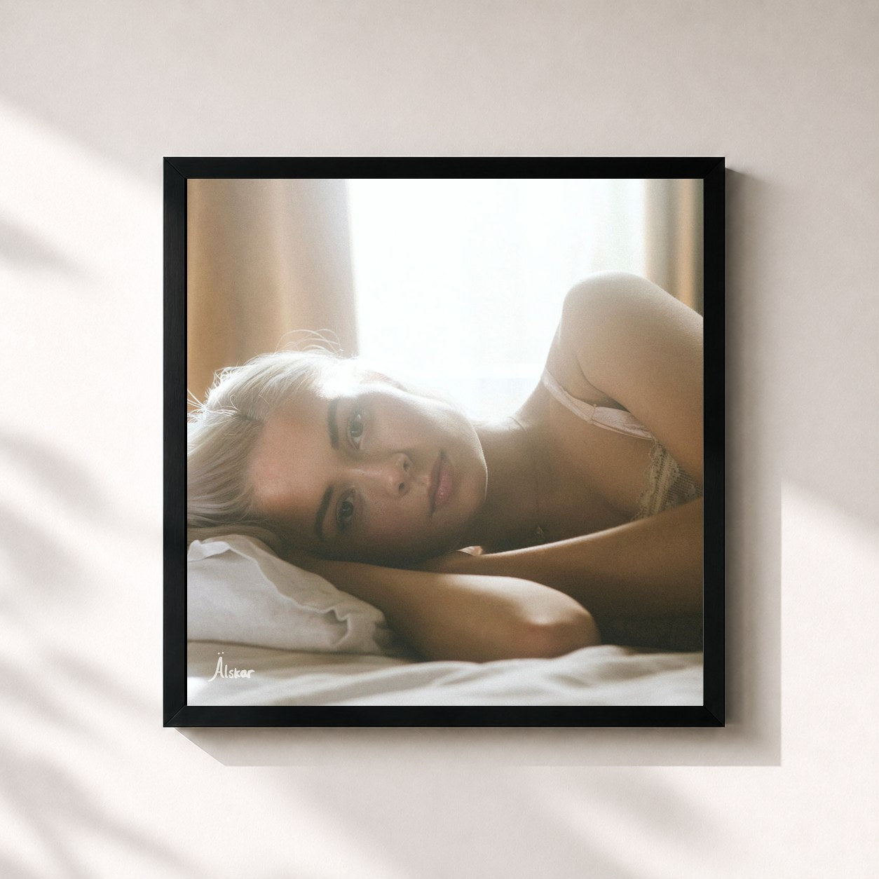 #noir Tableau carré de l'album Älskar de Nina Nesbitt, cadre noir 32x32 cm