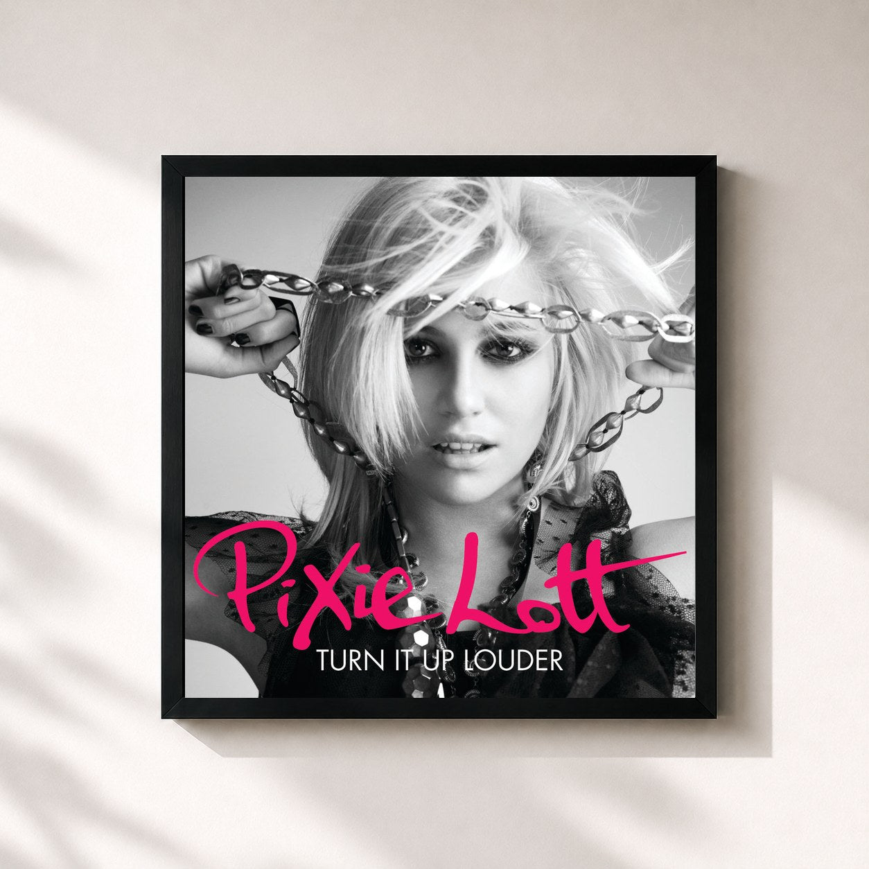 #noir Tableau carré de l'album Turn It Up (Louder) de Pixie Lott, cadre noir 32x32 cm