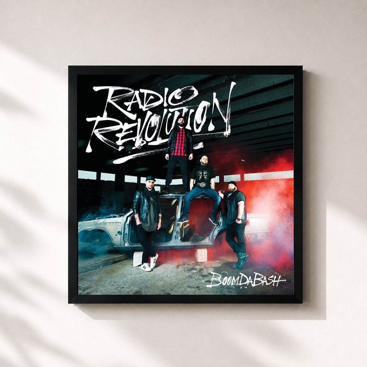 #noir Tableau carré de l'album Radio Revolution de BoomDaBash, cadre noir 32x32 cm