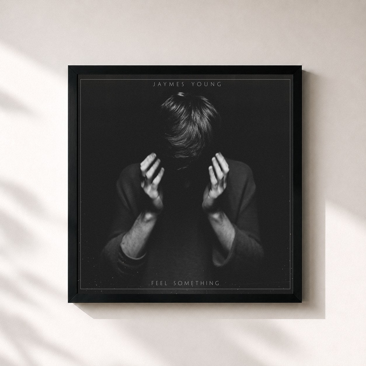 #noir Tableau carré de l'album Feel Something de Jaymes Young, cadre noir 32x32 cm