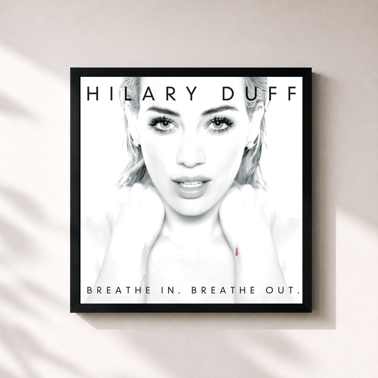 #noir Tableau carré de l'album Breathe In. Breathe Out. de Hilary Duff, cadre noir 32x32 cm