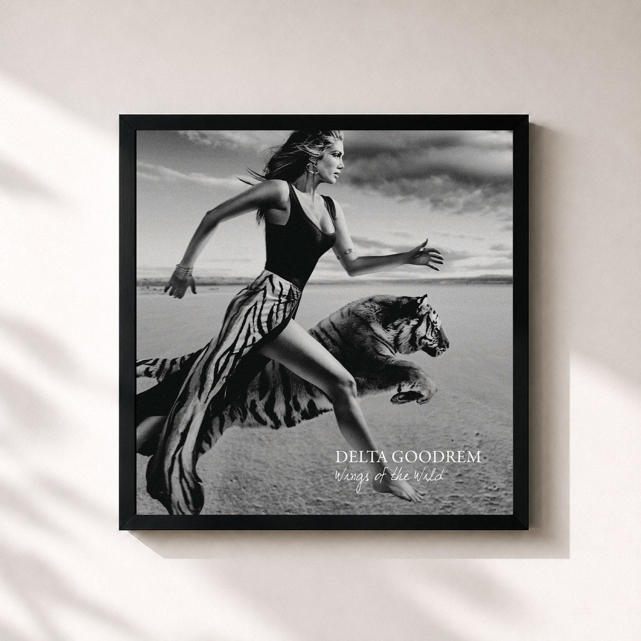 #noir Tableau carré de l'album Wings of the Wild de Delta Goodrem, cadre noir 32x32 cm