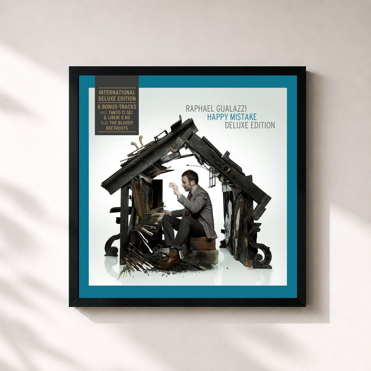 #noir Tableau carré de l'album Happy Mistake (International Deluxe Edition) de Raphael Gualazzi, cadre noir 32x32 cm