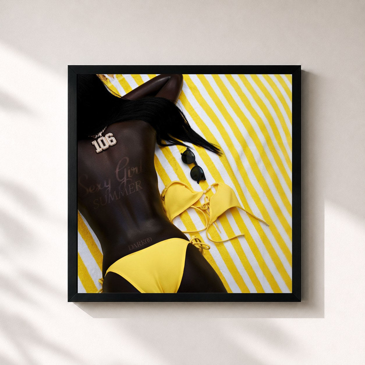 #noir Tableau carré de l'album $exy Girl $ummer (Vol.1) de Darkoo, cadre noir 32x32 cm