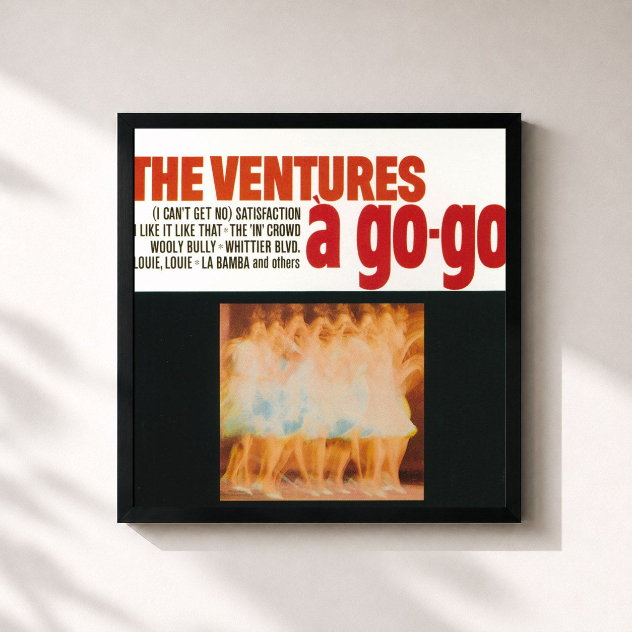#noir Tableau carré de l'album The Ventures A Go-Go de The Ventures, cadre noir 32x32 cm