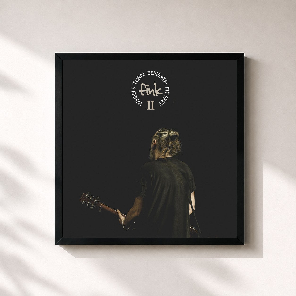 #noir Tableau carré de l'album Wheels Turn Beneath My Feet II de Fink, cadre noir 32x32 cm