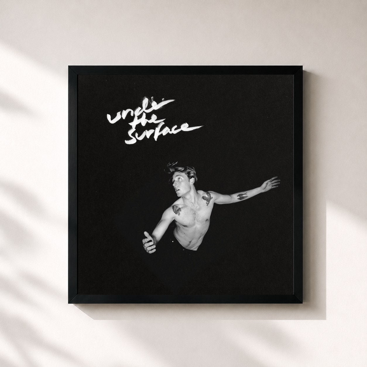#noir Tableau carré de l'album Under the Surface de Christopher, cadre noir 32x32 cm