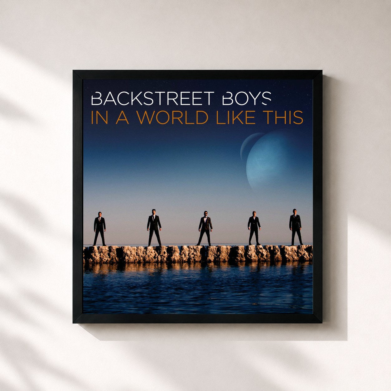 #noir Tableau carré de l'album In a World Like This de Backstreet Boys, cadre noir 32x32 cm