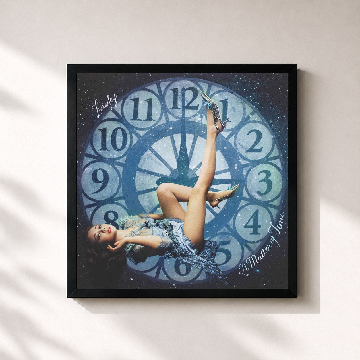 #noir Tableau carré de l'album A Matter of Time de Laufey, cadre noir 32x32 cm