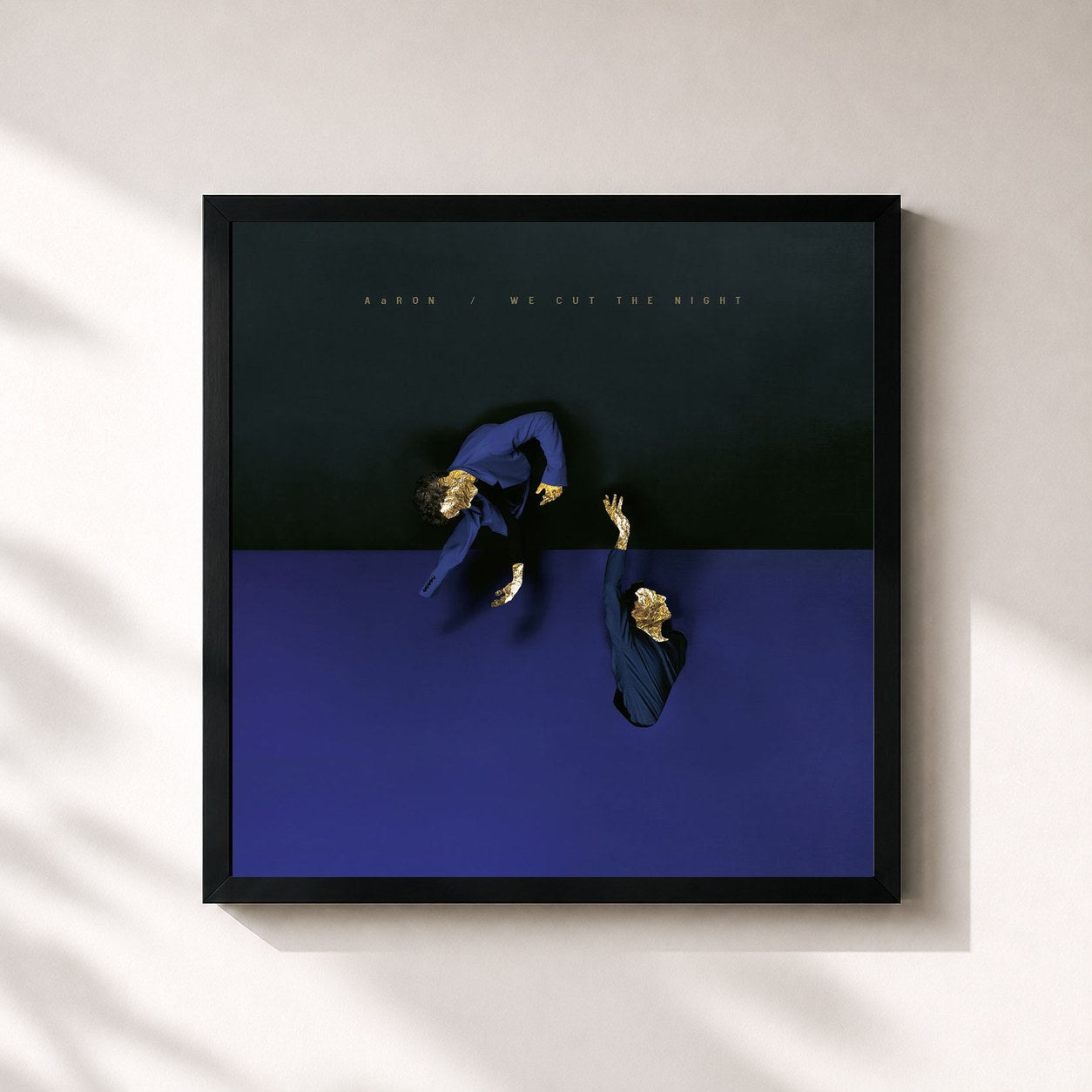 #noir Tableau carré de l'album We Cut the Night de AaRON, cadre noir 32x32 cm