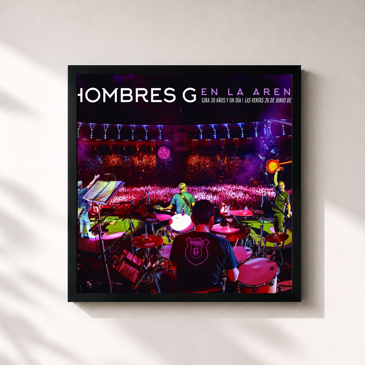 #noir Tableau carré de l'album En la arena (Gira 30 años y un día / Las Ventas 26 de junio de 2015) de Hombres G, cadre noir 32x32 cm