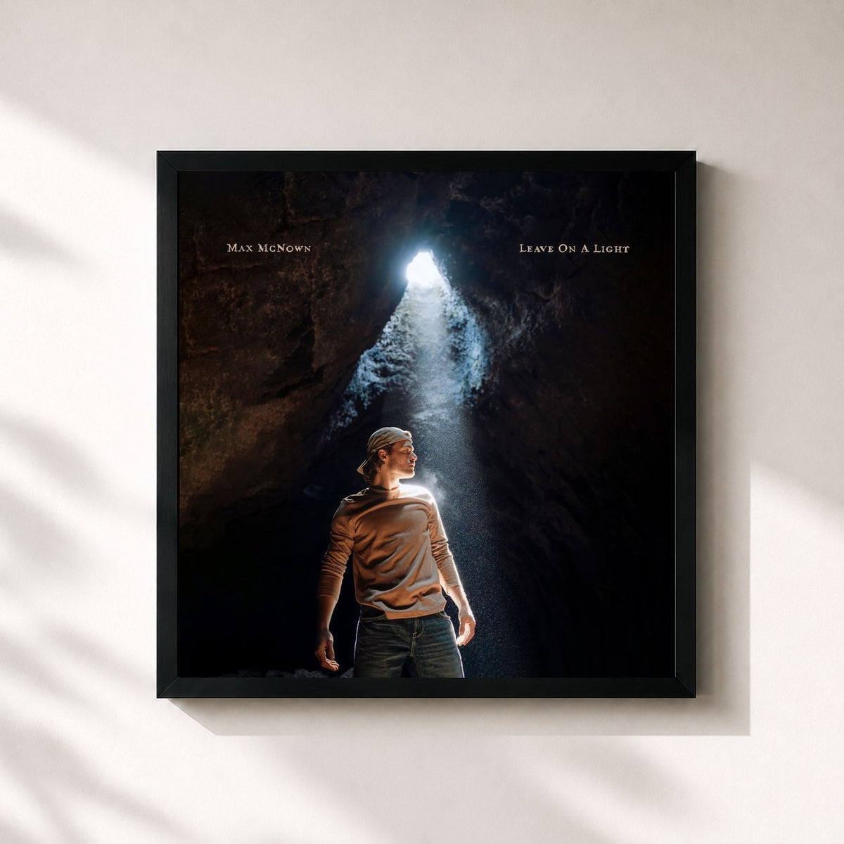 #noir Tableau carré de l'album Leave On A Light de Max McNown, cadre noir 32x32 cm