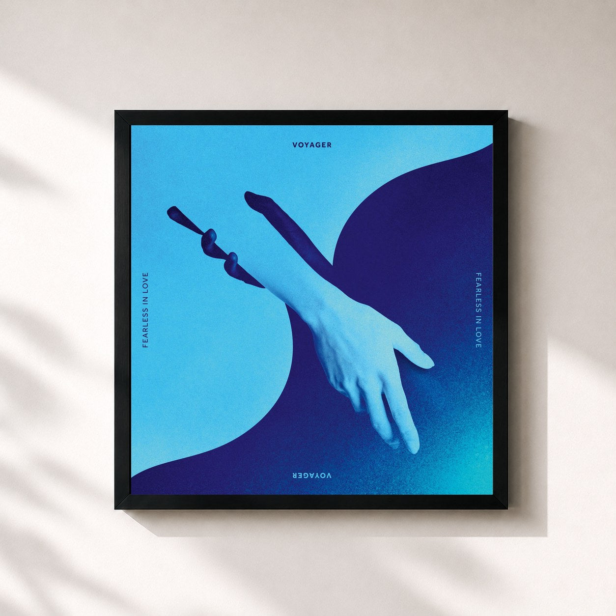 #noir Tableau carré de l'album Fearless in Love de Voyager, cadre noir 32x32 cm