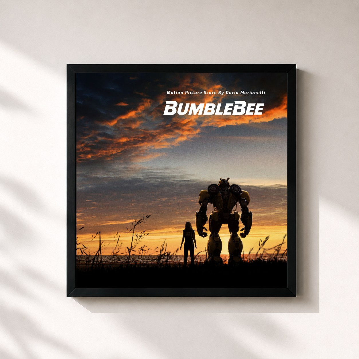 #noir Tableau carré de l'album Bumblebee (Motion Picture Score) de Dario Marianelli, cadre noir 32x32 cm