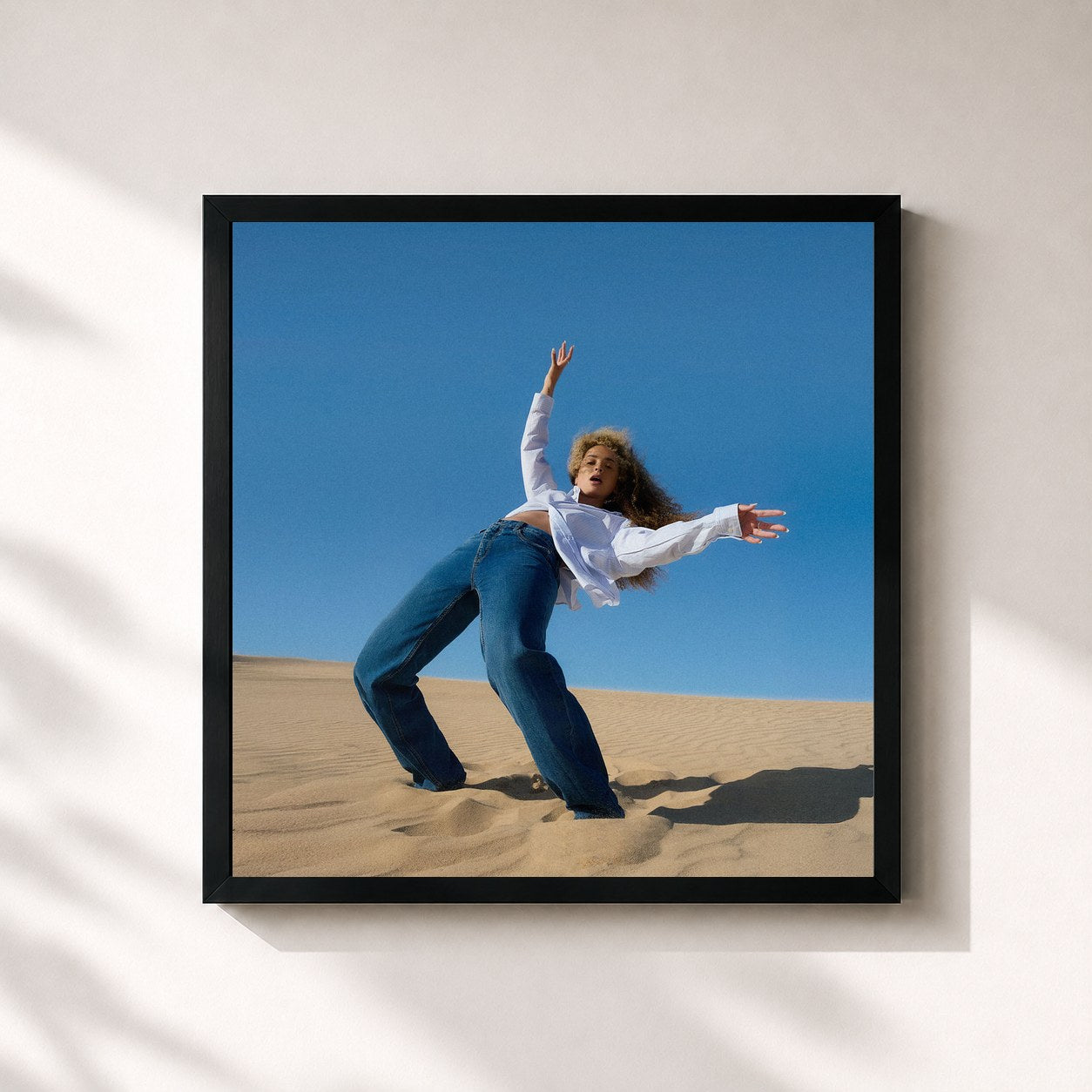 #noir Tableau carré de l'album everything, in time de Ella Eyre, cadre noir 32x32 cm