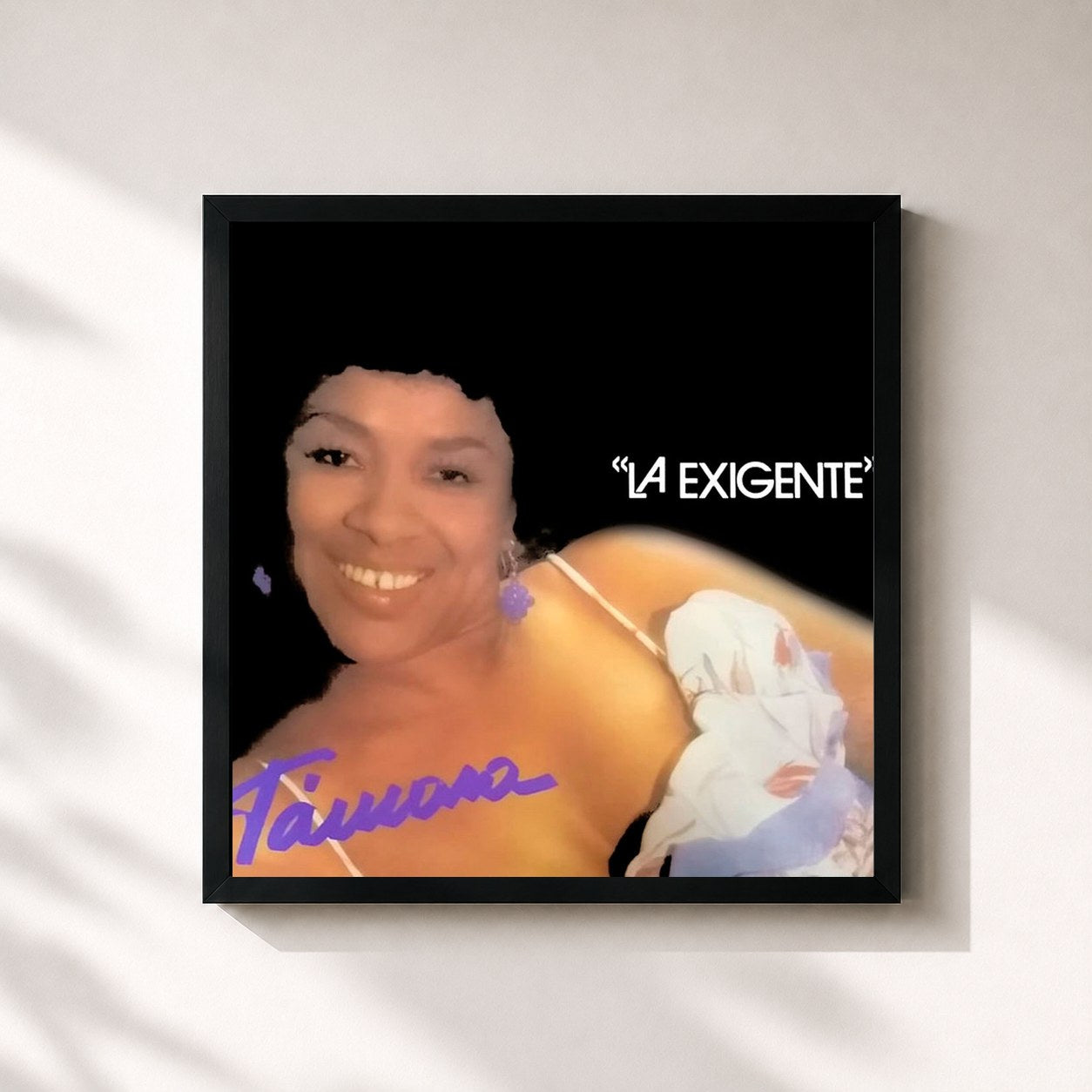 #noir Tableau carré de l'album La Exigente de Tamara, cadre noir 32x32 cm