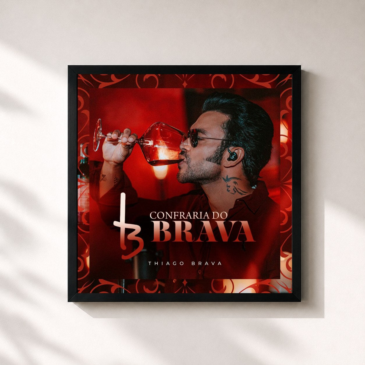 #noir Tableau carré de l'album Confraria do Brava (Acústico) de Thiago Brava, cadre noir 32x32 cm