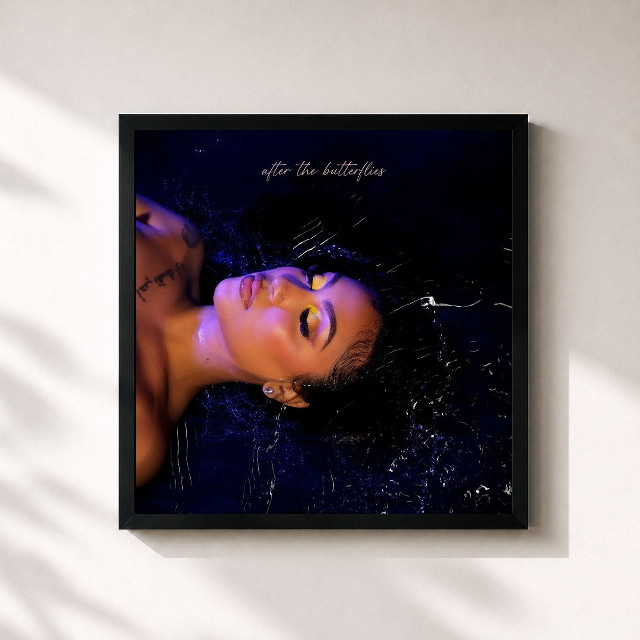 #noir Tableau carré de l'album After the Butterflies de Queen Naija, cadre noir 32x32 cm