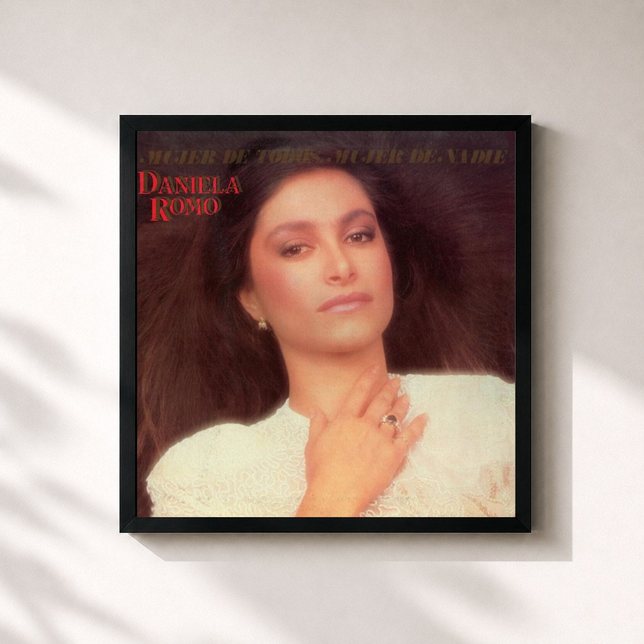 #noir Tableau carré de l'album Mujer De Todos Mujer De Nadie de Daniela Romo, cadre noir 32x32 cm
