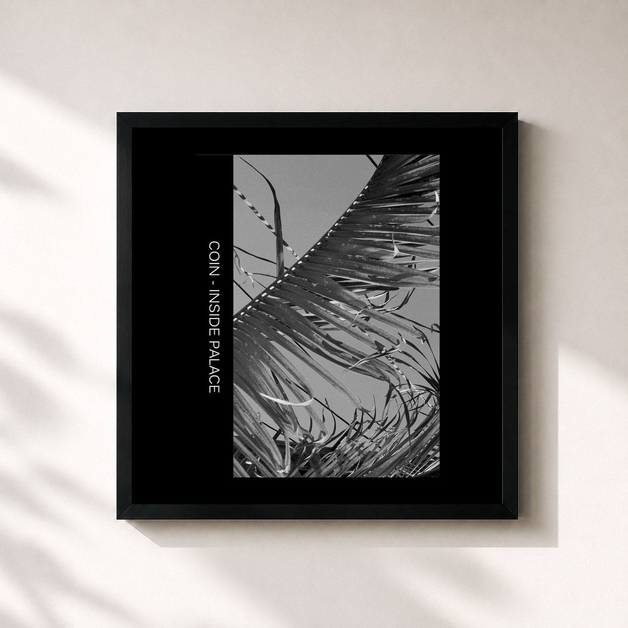 #noir Tableau carré de l'album Inside Palace de Coin, cadre noir 32x32 cm