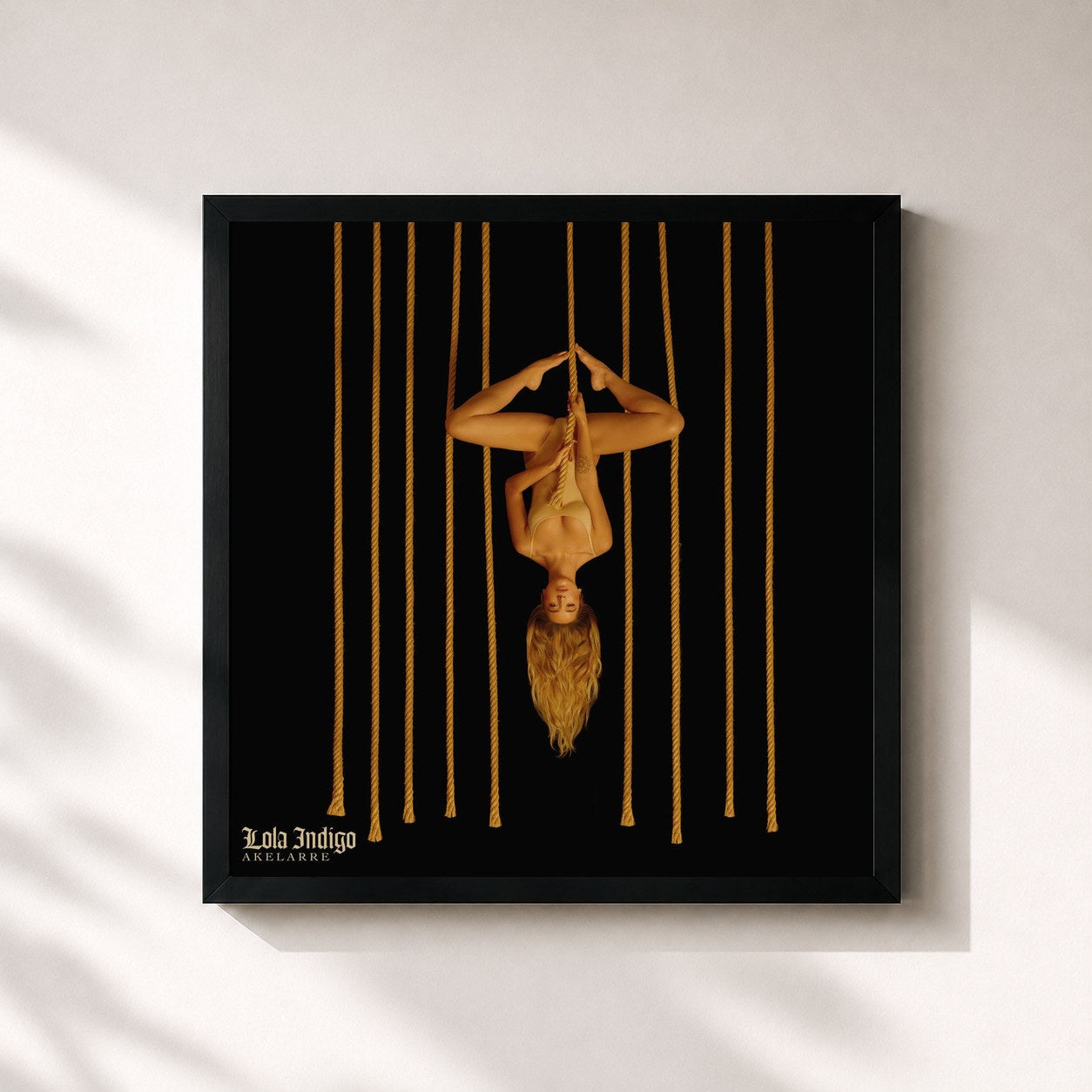 #noir Tableau carré de l'album Akelarre (Edición Especial) de Lola Indigo, cadre noir 32x32 cm