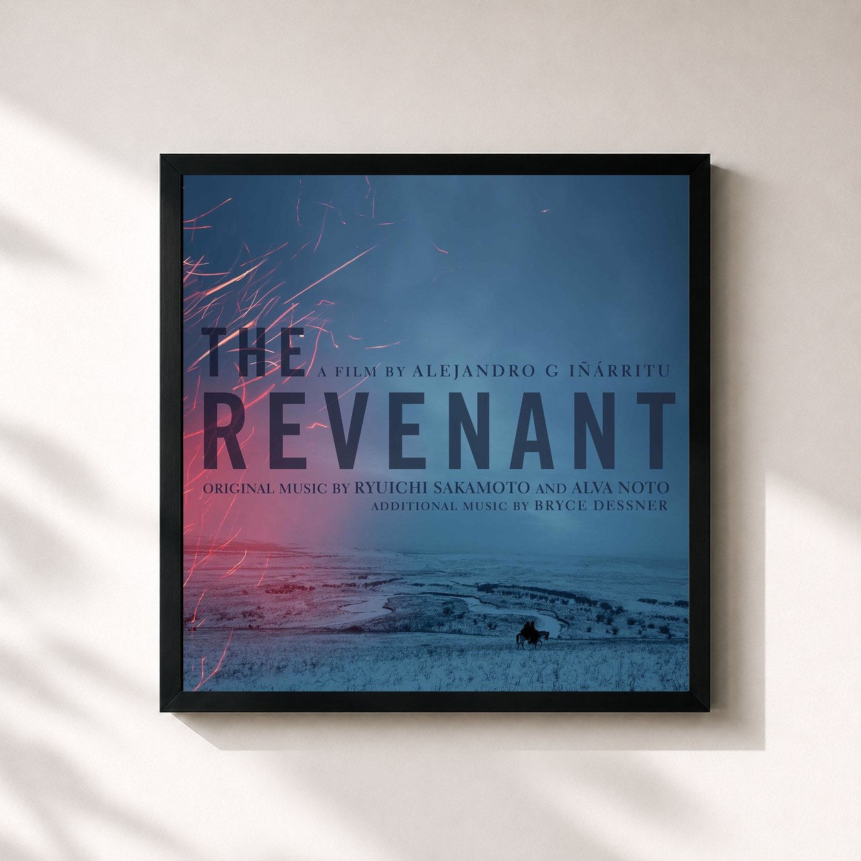 #noir Tableau carré de l'album The Revenant (Original Motion Picture Soundtrack) de Ryuichi Sakamoto, cadre noir 32x32 cm