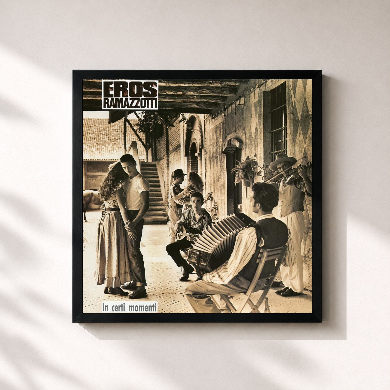 #noir Tableau carré de l'album In certi momenti de Eros Ramazzotti, cadre noir 32x32 cm