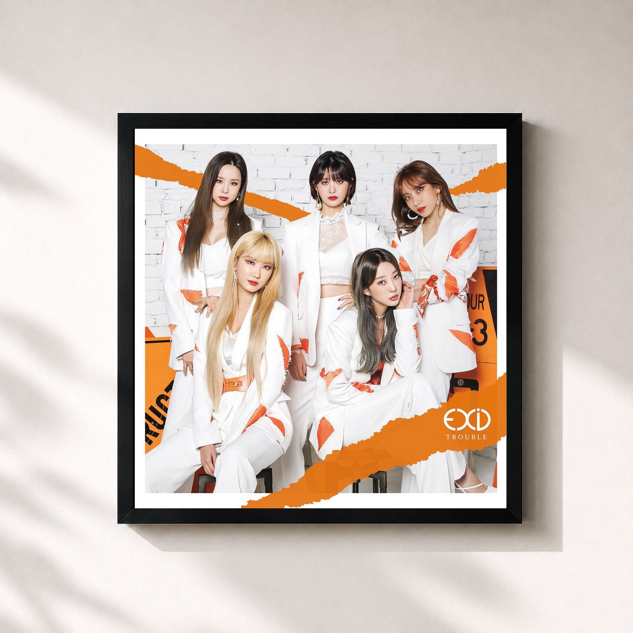 #noir Tableau carré de l'album TROUBLE de EXID, cadre noir 32x32 cm